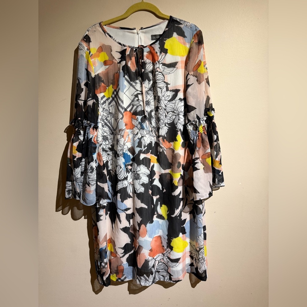 NWT Donna Ricco Women’s Beautiful Floral Bell Sleeve Chiffon Dress.
Size 16
